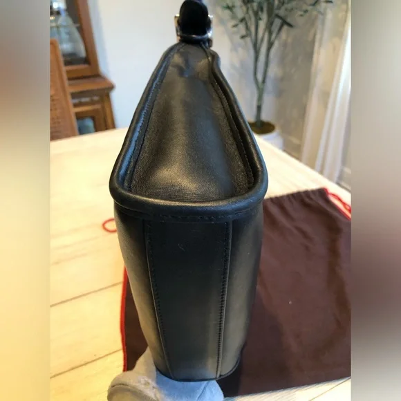 Vintage Coach Legacy Small Zip Bag #9997
Black Leather w/ hangtag and dust bag - Picture 5 of 16